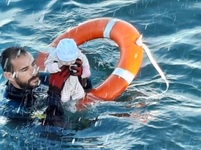  imagen del guardia civil rescatando al bebé en el agua 