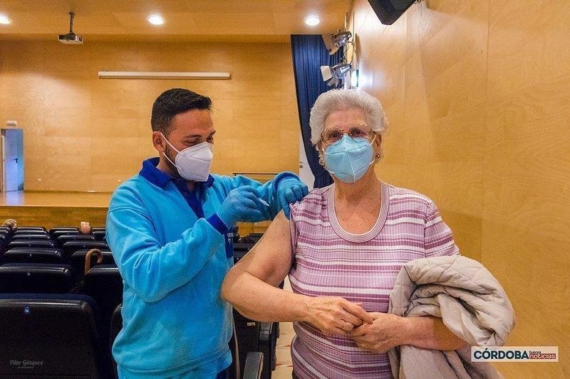 Un sanitario inyecta una dosis de la vacuna Pzifer en el Centro Cívico Poniente Sur de Córdoba / Pilar Gázquez. 