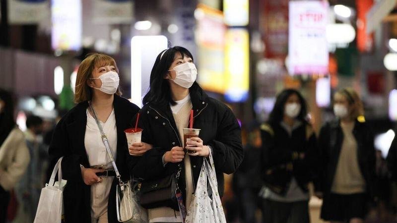  Dos mujeres caminan por las calles de Tokio.EUROPA PRESS 
