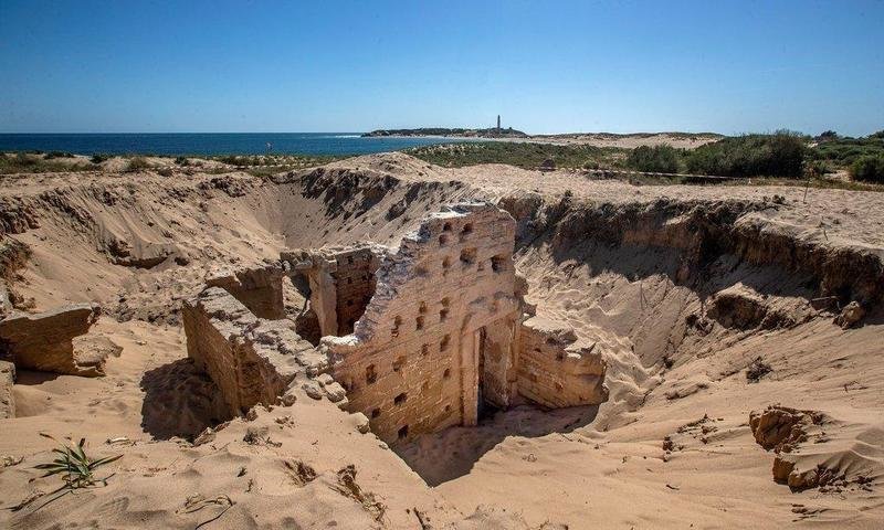  Las termas romanas en el Cabo de Trafalgar, uno de los espacios más emblemáticos y visitados de la costa gaditana en Barbate (Cádiz)  Román Ríos / EFE) 