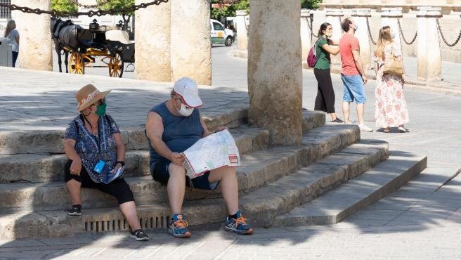  Unos turistas en los alrededores de la Catedral de Sevilla Eduardo Briones - Europa Press 
