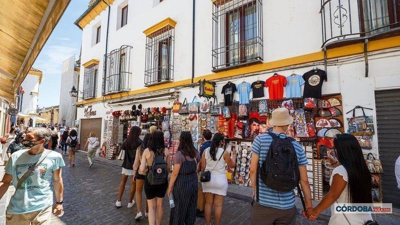  Turistas y comercio en Córdoba. - José León. 