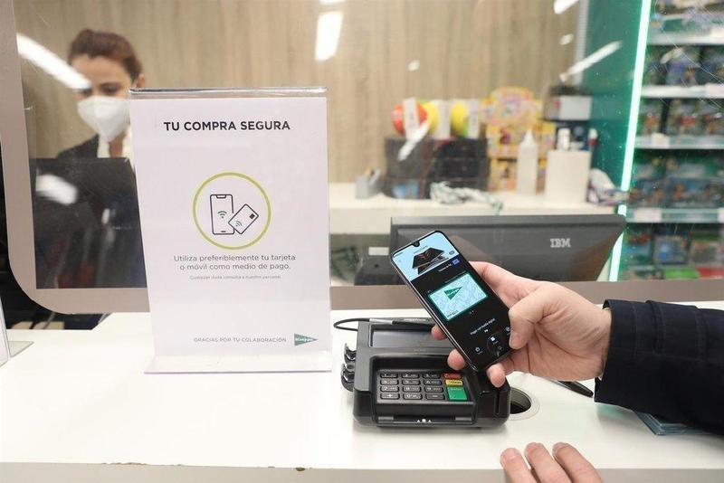  Archivo - Una persona paga con el móvil en un centro comercial - Marta Fernández Jara - Europa Press - Archivo 