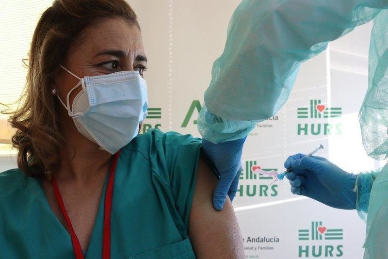  Susana, primera profesional vacunada en Reina Sofía 