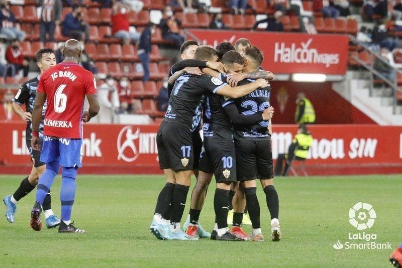  Los jugadores del Almería celebran la victoria y su clasificación para los playoffs de ascenso a Primera División. Twitter 