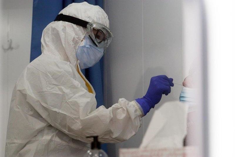  Sanitarios de la Junta de Andalucía, haciendo los test rápidos de antígenos PCR, en un cribado masivo. EP 