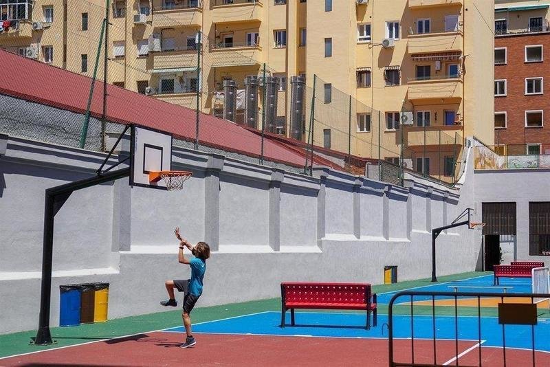  Un niño juega en las instalaciones del CEIP Miguel de Unamuno de Madrid. EP 
