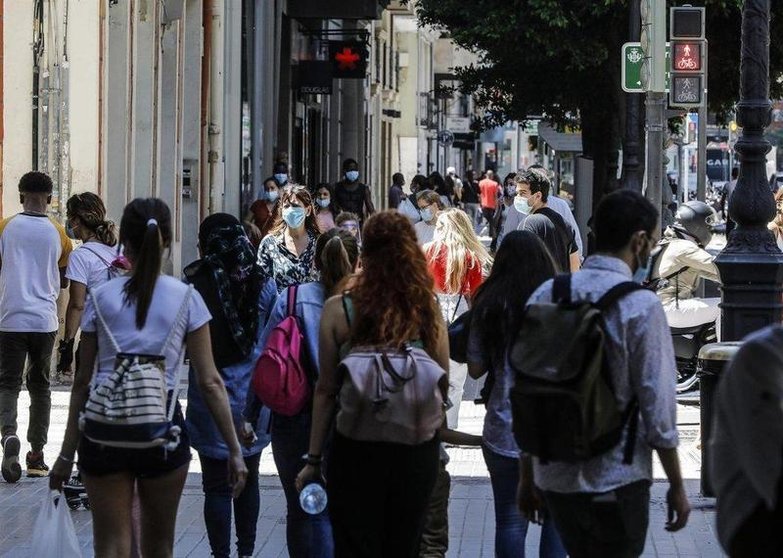  Varias personas caminan por una calle del centro de Valencia. EP 