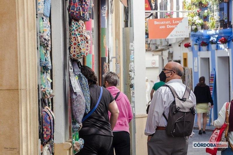  Turistas entrando a una tienda de souvenirs en la zona del casco histórico / Pilar Gázquez. 