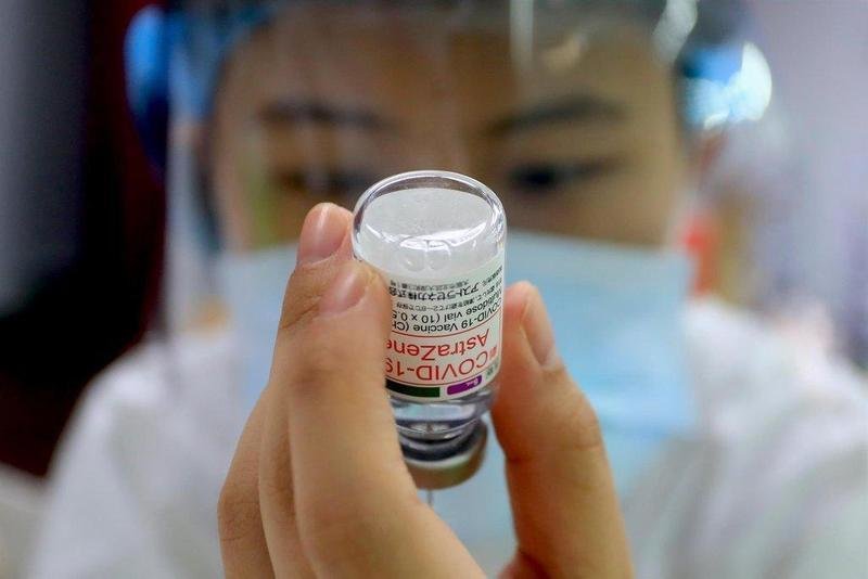  15 June 2021, Taiwan, New Taipei City: A health worker prepares a dose of AstraZeneca COVID-19 vaccine during nationwide vaccination programmes. Photo: Daniel Ceng Shou-Yi/ZUMA Wire/dpa - Daniel Ceng Shou-Yi/ZUMA Wire/dp / DPA 