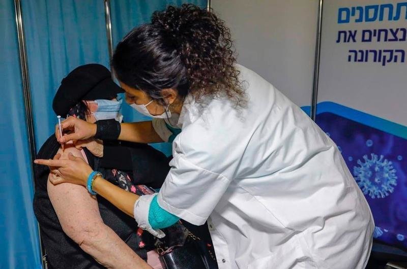  Enfermera israelí vacunando. Twitter. 