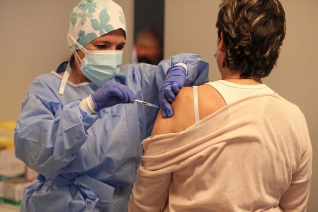  Una sanitaria vacuna a una señora en Vilafranca del Penedés, Barcelona, con la fórmula de Pfizer. / Getty Images 