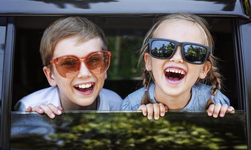  happy-kids-looking-out-the-car-window 