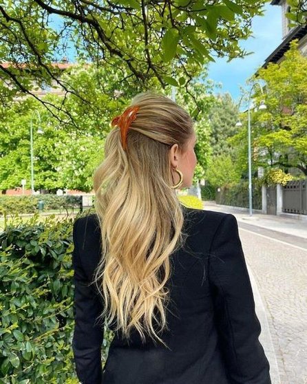 El look con pinza de pelo de la influencer italiana Chiara Ferragni - Instagram - @bloom_site