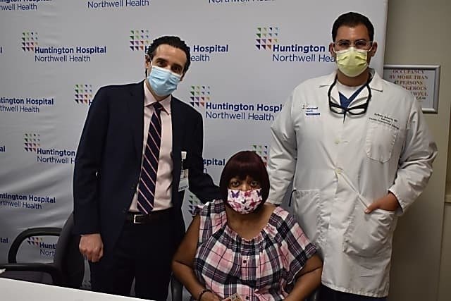  Alisa White en la rueda de prensa del Huntington Hospital junto a personal sanitario - Créditos: Northwell Health Huntington Hospital 