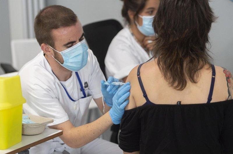  Una joven recibe la primera dosis de la vacuna contra la COVID-19 en el Hospital Zendal el día que comienza la vacunación a jóvenes madrileños a partir de 16 años, a 13 de julio de 2021, en Madrid (España). - Alberto Ortega - Europa Press 