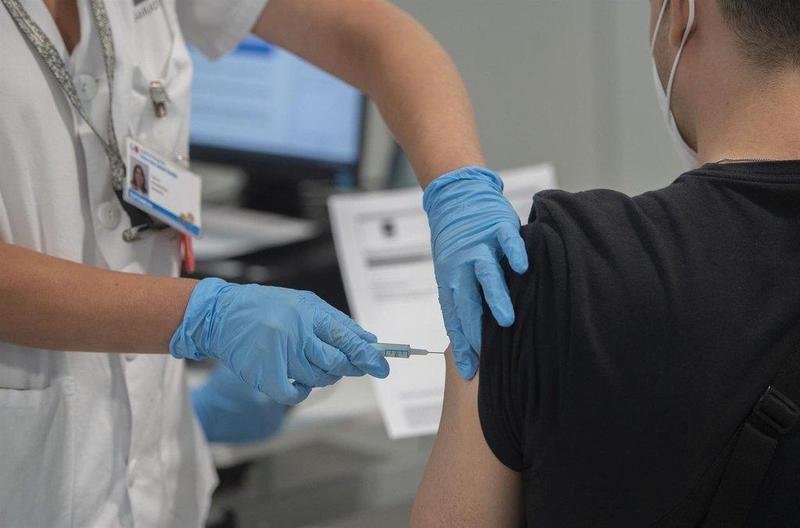  Un joven recibe la primera dosis de la vacuna contra la COVID-19 en el Hospital Zendal el día que comienza la vacunación a jóvenes madrileños a partir de 16 años, a 13 de julio de 2021, en Madrid (España). - Alberto Ortega - Europa Press 