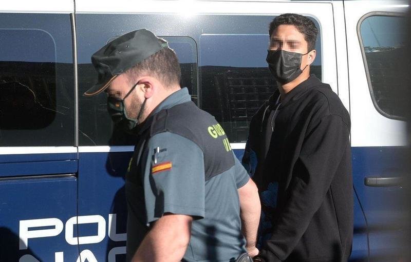  Uno de los investigados por la muerte de Samuel Luiz acude, esposado y acompañado de un agente de la Policía Nacional, al Juzgado de Instrucción número 8 de A Coruña, a 16 de julio de 2021. - M. Dylan - Europa Press 