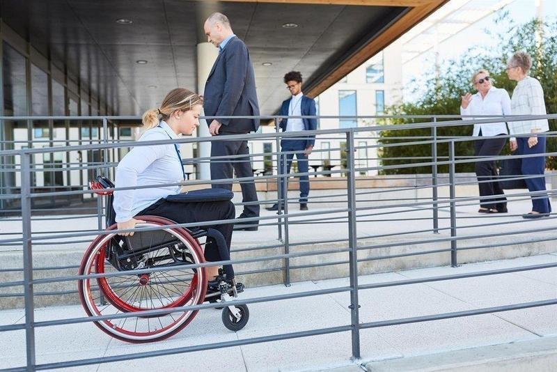  Persona con discapacidad en silla de ruedas - FUNDACIÓN ONCE 
