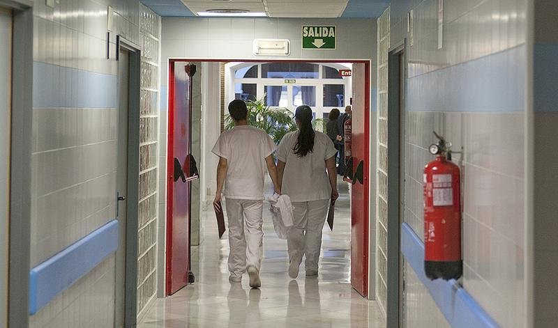  Una pareja de profesionales camina por el pasillo de un área hospitalaria de Salud Mental. 