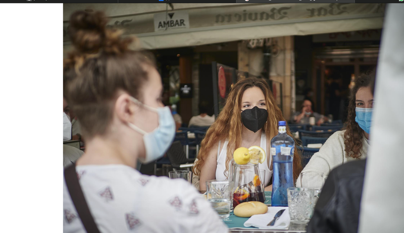  Un grupo de jóvenes come en la terraza de un restaurante. - Eduardo Sanz - Europa Press 