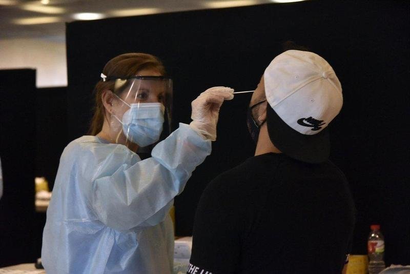  Una trabajadora sanitaria realiza un test de antígenos a un joven para acceder al primer día del festival Cruïlla, a 8 de julio de 2021, en Barcelona, Cataluña, (España). - David Oller - Europa Press 
