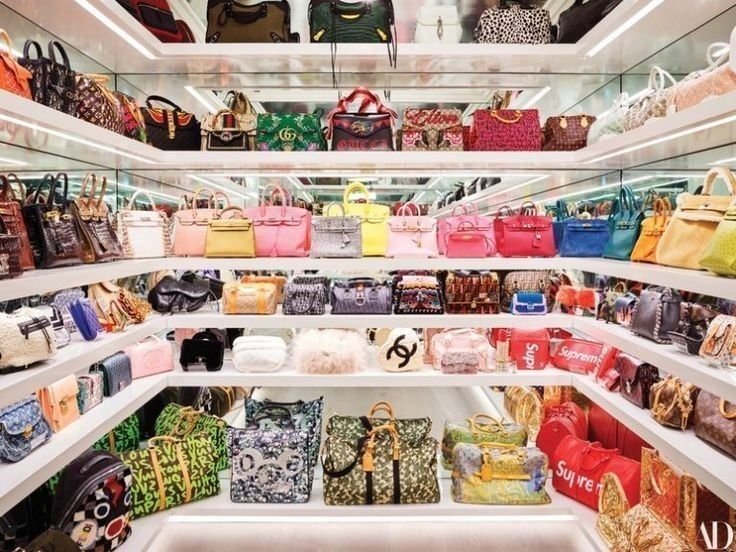  Armario de bolsos de Kylie Jenner. Pinterest. 
