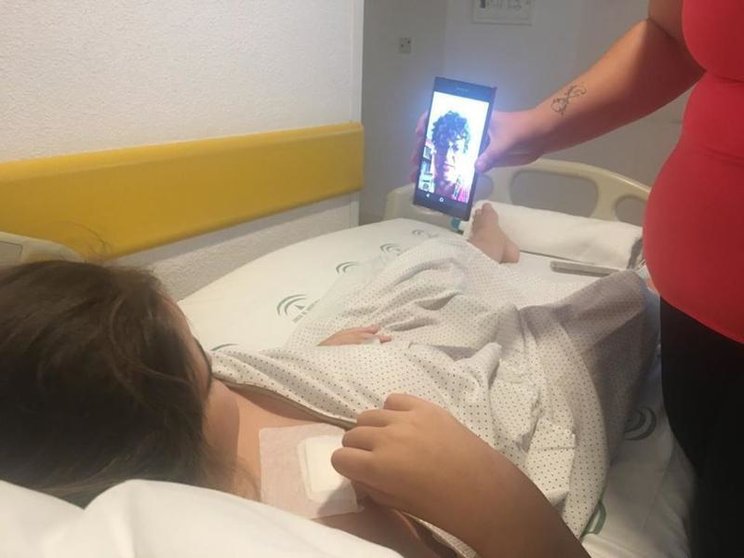  Niña hospitalizada jugando mediante videollamada con una de las Doctoras Sonrisas 