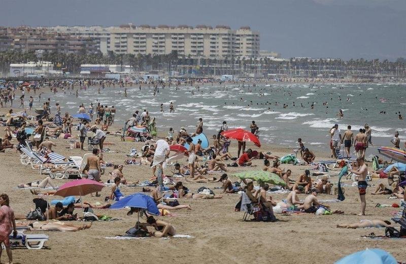  La Playa de la Malvarrosa repleta de gente el pasado 12 de julio de 2021, en Valencia - Rober Solsona - Europa Press 