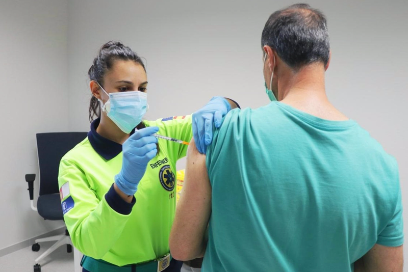  Una profesional sanitaria administrando una vacuna contra el COVID-19 a un castellanomanchego - JCCM 