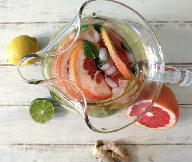 Agua infusionada con pomelo y romero - Instagram - @gostra_com