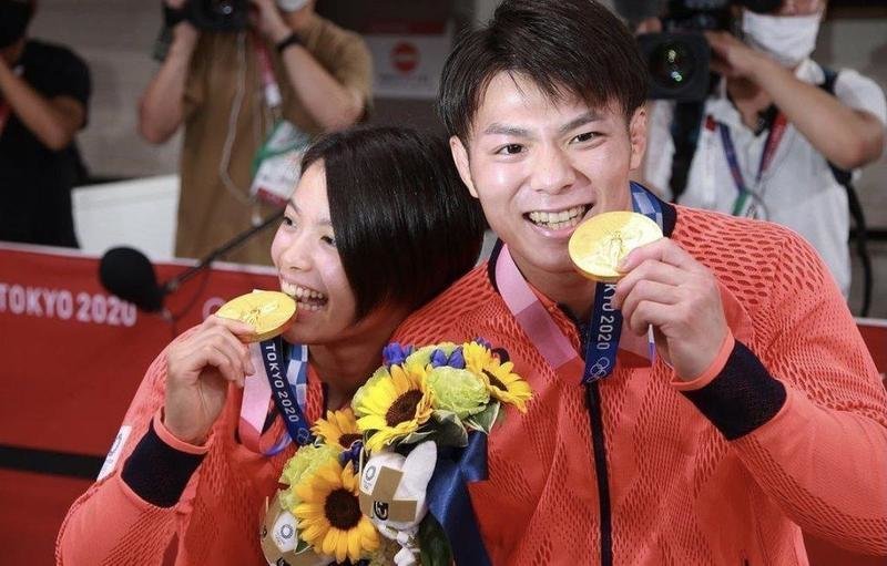  Los hermanos japoneses ganadores de sus primeros oros en la misma categoría y en el mismo día - Instagram - @hifumi.abe 