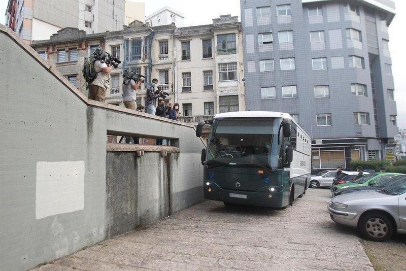  Autobús de la Guardia Civil donde van los acusados por el crimen de Samuel Luiz tras ser citados en el juzgado - M. Dylan - Europa Press 