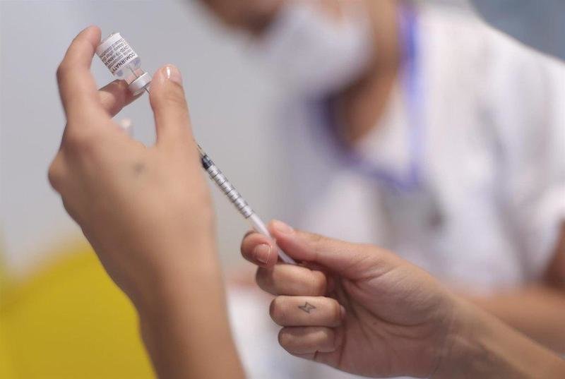  Una sanitaria española manipula un vial de la vacuna AstraZeneca contra la COVID-19 - Eduardo Parra - Europa Press 