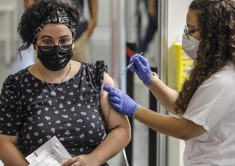  Una mujer recibe la vacuna contra el Covid-19 en el dispositivo puesto en marcha en la Ciutat de les Arts i les Ciències de Valencia, a 28 de julio de 2021, en Valencia. - EP 