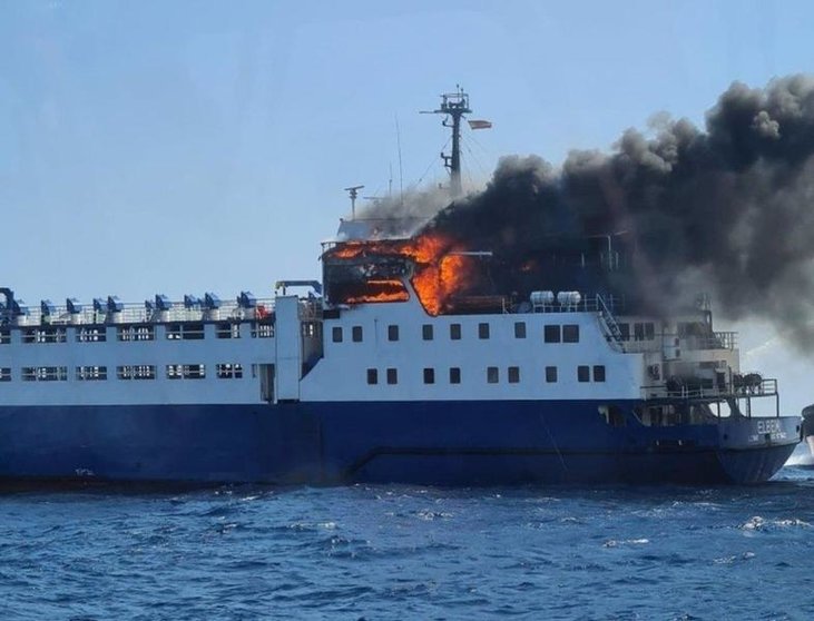  El barco incendiado en el Port de Tarragona - PORT DE TARRAGONA 