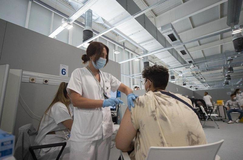  Un joven recibe la primera dosis de la vacuna xxxx en el Hospital Zendal - Alberto Ortega - Europa Press 