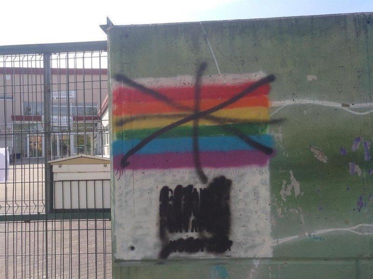  Pintada sobre una bandera LGBTI - BNG 