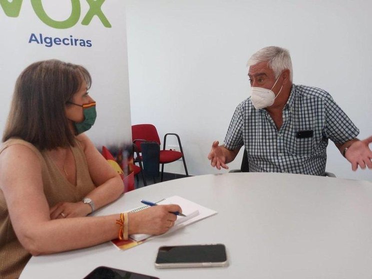  La parlamentaria de Vox, Ángela Mulas, durante la reunión que ha mantenido en Algeciras (Cádiz) con la Asociación Márgenes y Vínculos. - VOX 