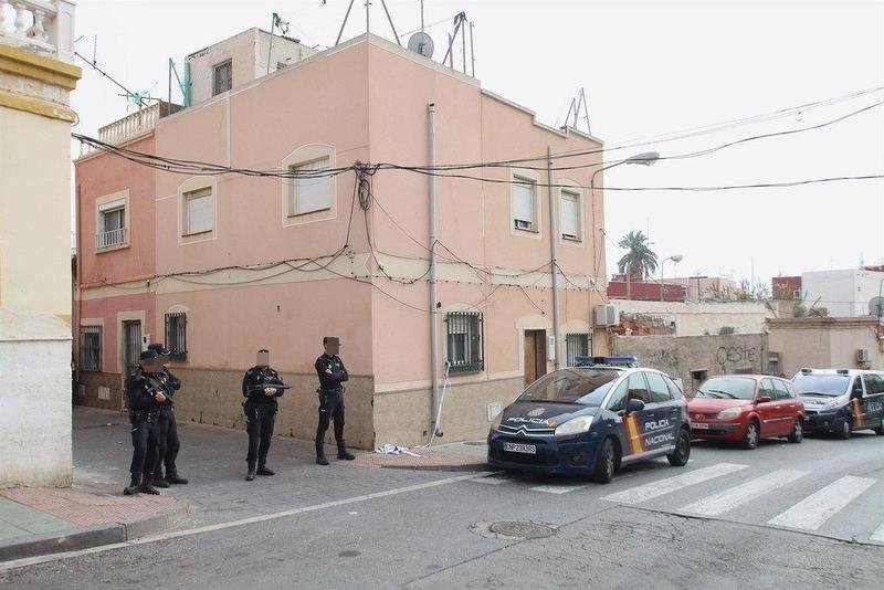  Una actuación policial en el barrio de La Chanca de Almería. - Rafael González - Europa Press - Archivo 