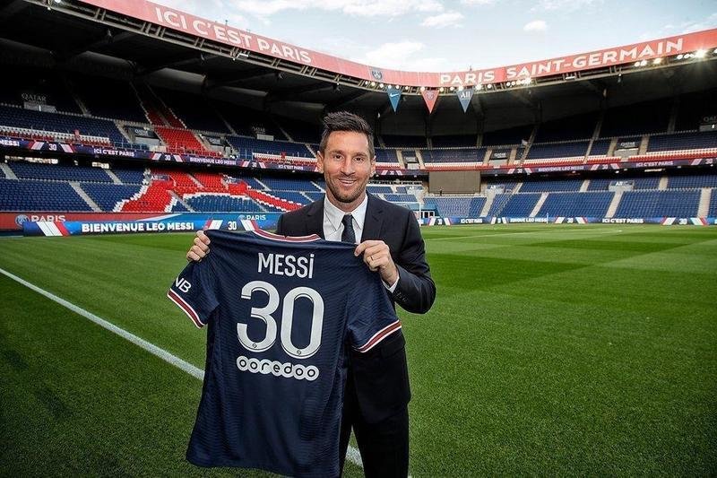  Leo Messi con su nueva camiseta del PSG - Facebook - PSG 
