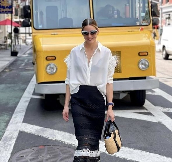 La influencer Olivia Palermo con falda midi y gafas maxi - Instagram - Olivia Palermo