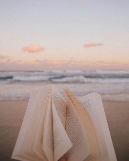  Atardecer leyendo en la playa. Pinterest 