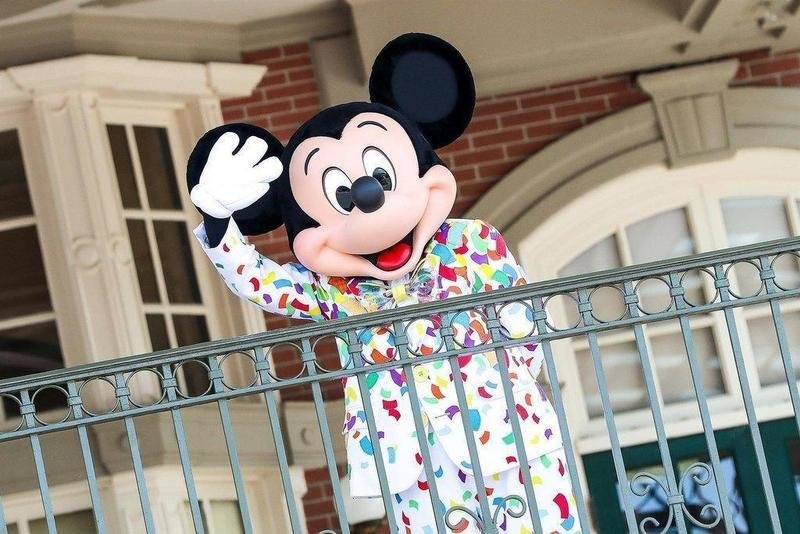  Un trabajador disfrazado del personaje Mickey Mouse en el parque de atracciones Walt Disney World's Magic Kingdom de Orlando, Florida. Europa Press 