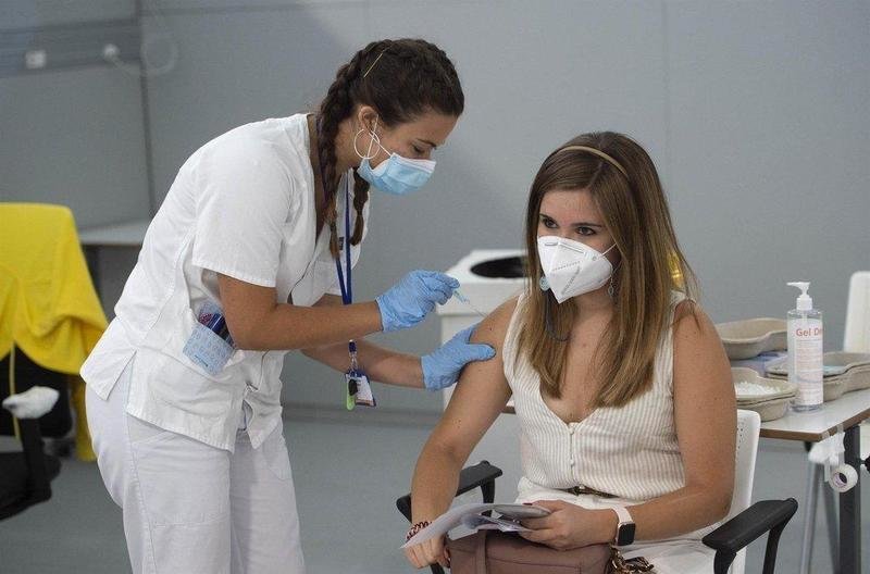  Una joven recibe la primera dosis de la vacuna Pfizer en una imagen de archivo. - Alberto Ortega - Europa Press 