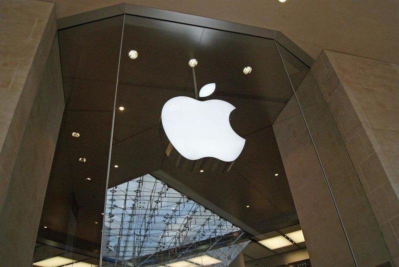Archivo - Logo de Apple en su tienda en París. - CARLOS HERGUETA - Archivo