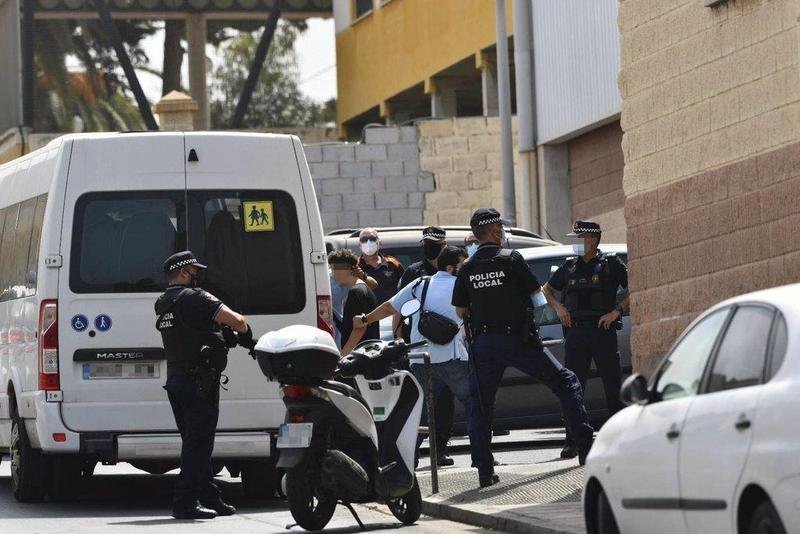 Varios agentes y vehículos de la Policía Local de Ceuta acompañan a menores no acompañados hacia una furgoneta - Antonio Sempere - Europa Press