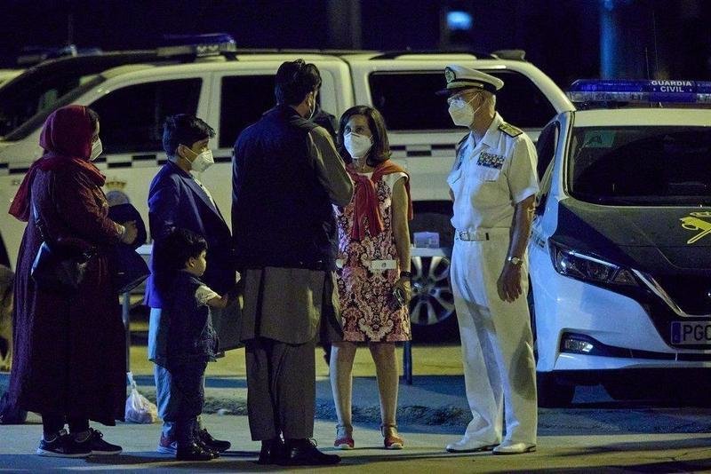  La ministra de Defensa, Margarita Robles, y el JEMAD, Teodoro López Calderón, reciben a afganos evacuados en la base aérea de Torrejón de Ardoz (Madrid) - Jesús Hellín - Europa Press 