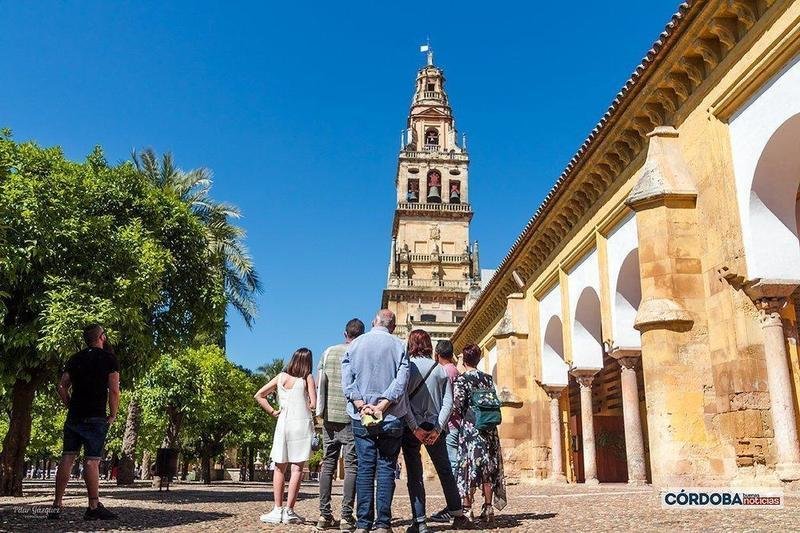  Grupo de turistas observan la torre de la Mezquita-Catedral / Pilar Gázquez. 