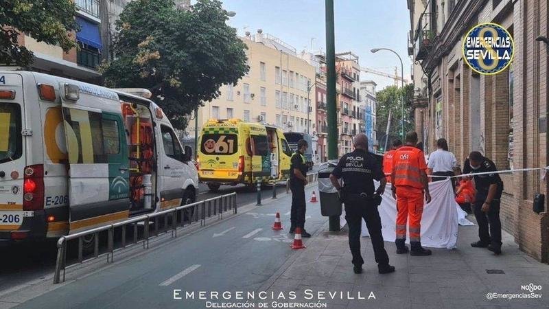  Sanitarios atienden a un ciclista que se ha desplomado cuando circulaba por la calle Recaredo - EMERGENCIAS SEVILLA 